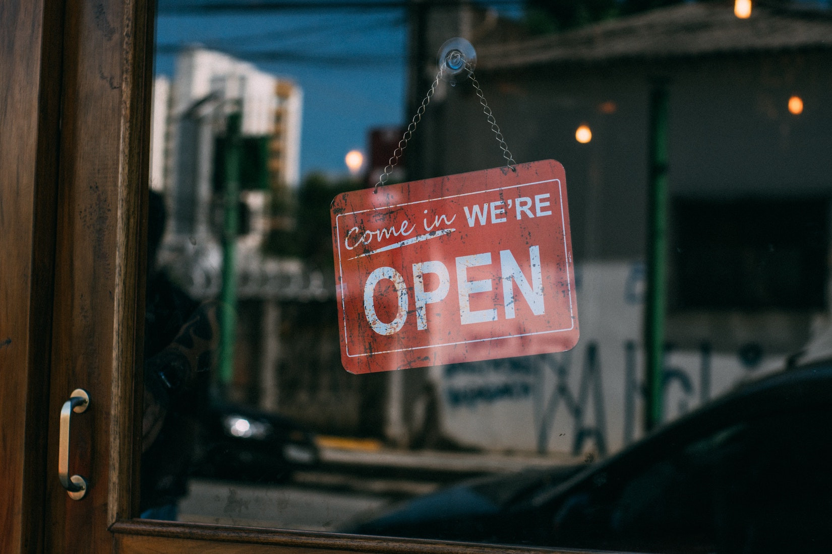 Schild-WE'RE-OPEN _pexels